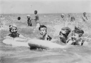 Victorian Era Beach Life: 52 Photos of Lust, Love And Lace On The Sands ...