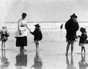 Victorian Era Beach Life: 52 Photos of Lust, Love And Lace On The Sands ...