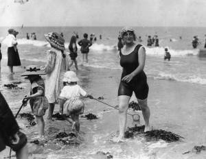 Victorian Era Beach Life: 52 Photos of Lust, Love And Lace On The Sands ...