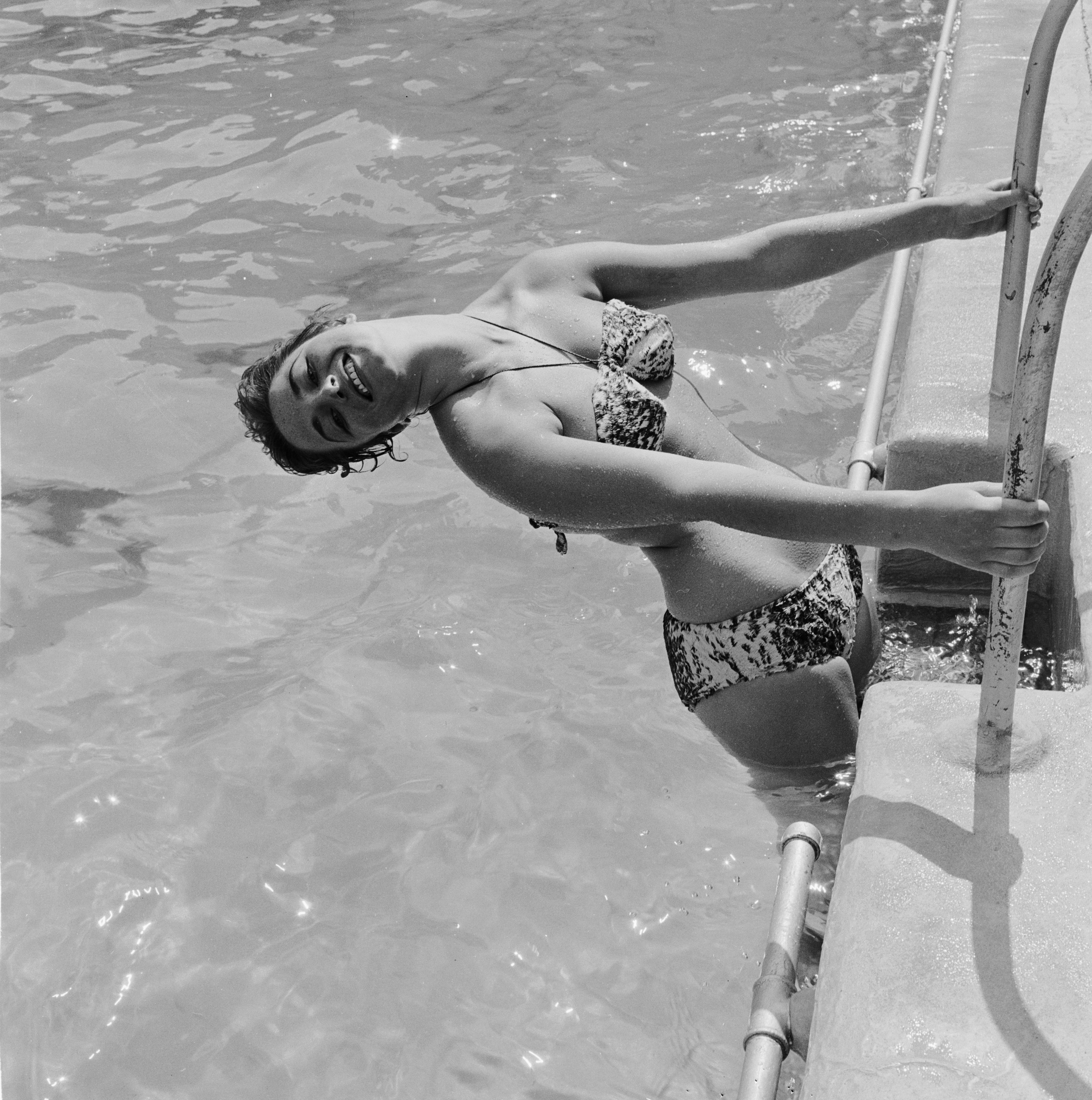 12th August 1955:  17-year-old starlet Jackie Collins, the younger sister of Joan Collins, cools off at the Oasis swimming pool in London's Holborn. She later made a name for herself as a novelist.  (Photo by John Pratt/Keystone Features/Getty Images)