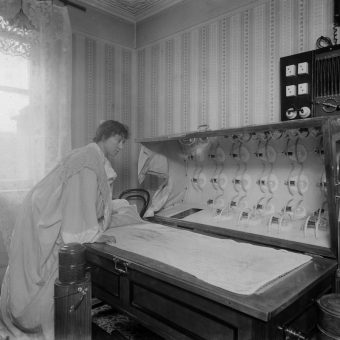 Light Therapy For Naked Children, Delicate Adults, Sick Pigs And Quacks (Photos: 1900-1950)