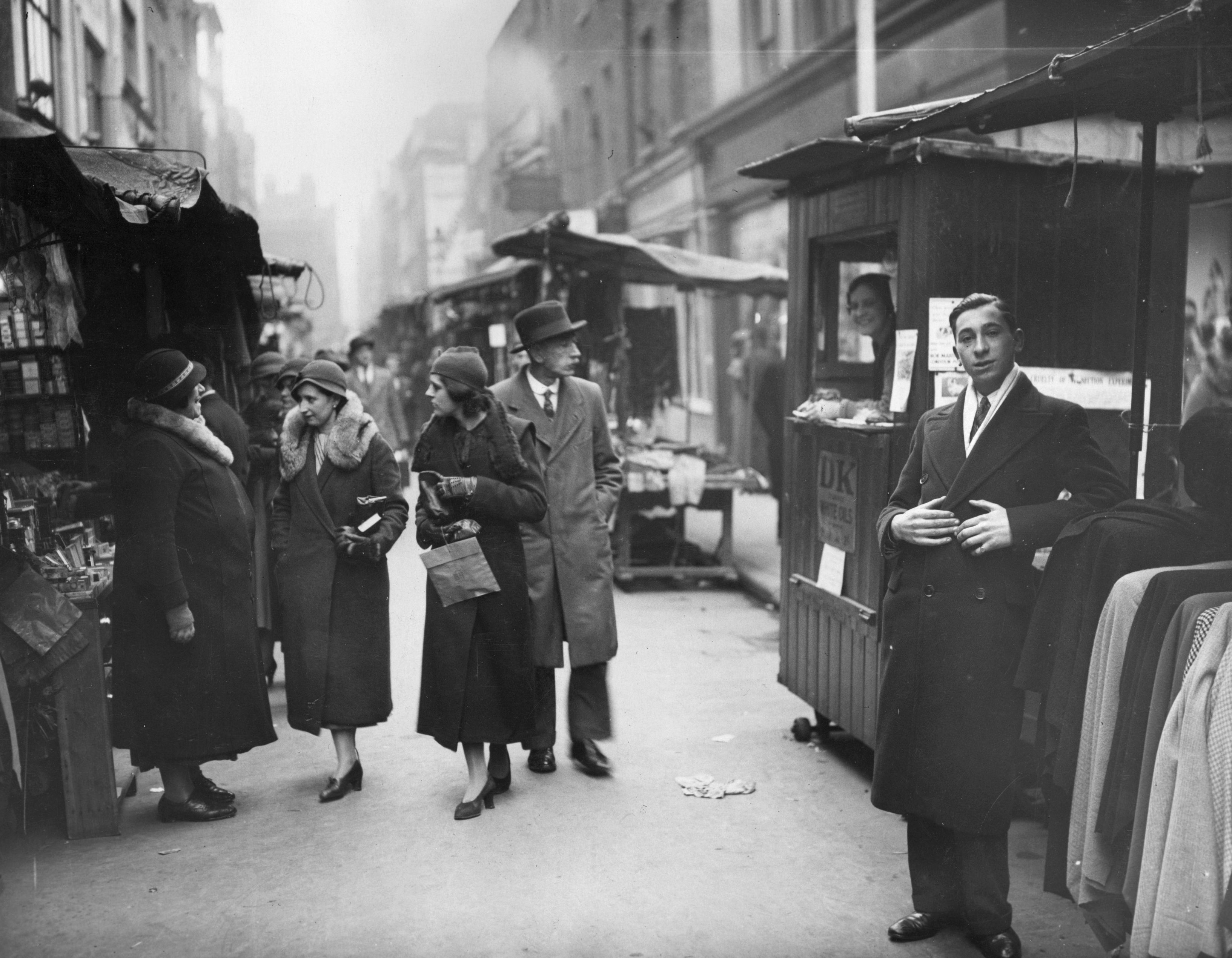 25th November 1933:  Berwick Street Market in Soho, London.  (Photo by Fox Photos/Getty Images)