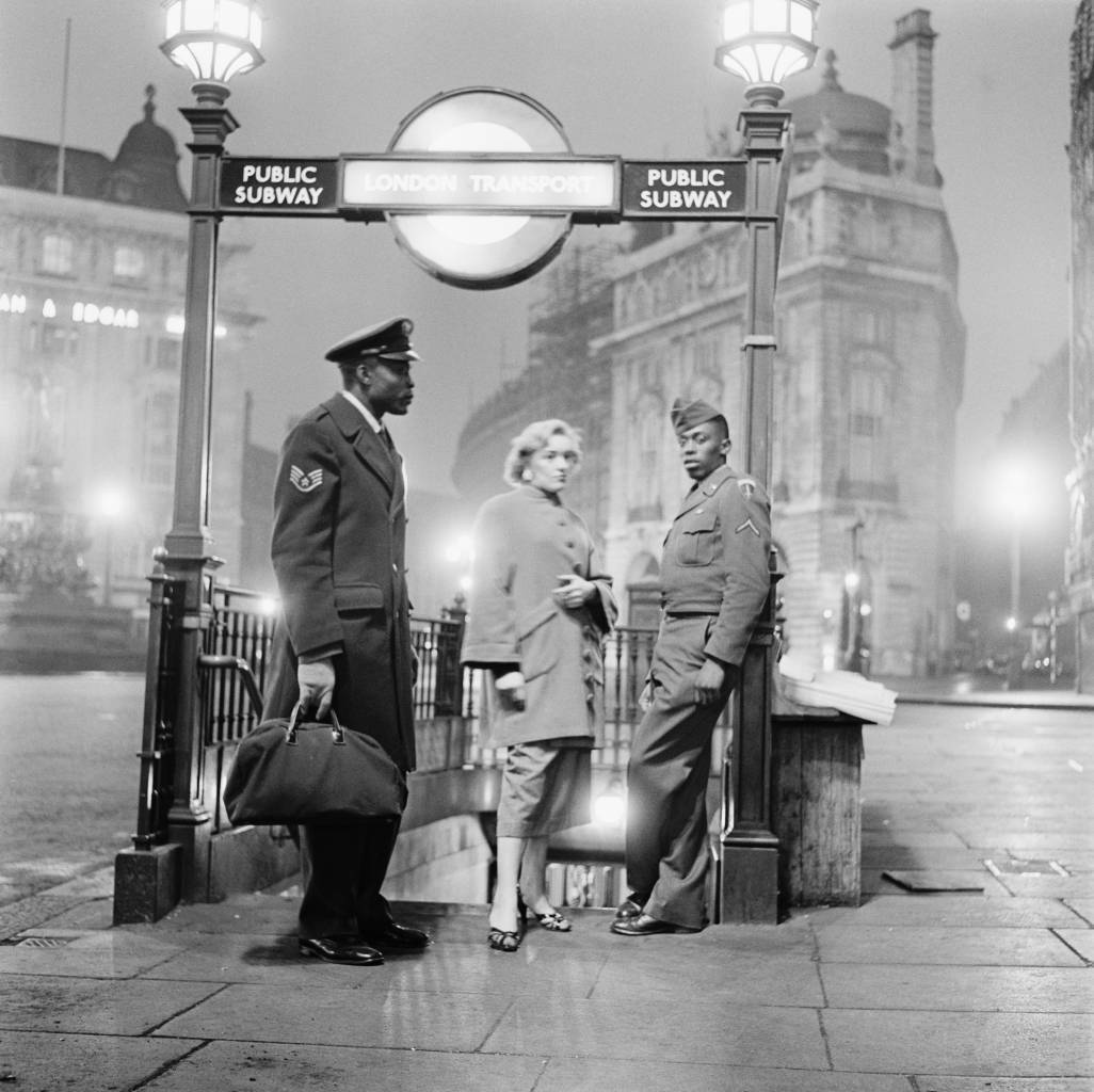 After leaving the 'Club Americana', a Saturday night jazz club open from midnight until 7 a.m., American troops and their girlfriends wait at Piccadilly Circus Station for the first train home, London, 25th November 1955. (Photo by Keystone Features/Hulton Archive/Getty Images)