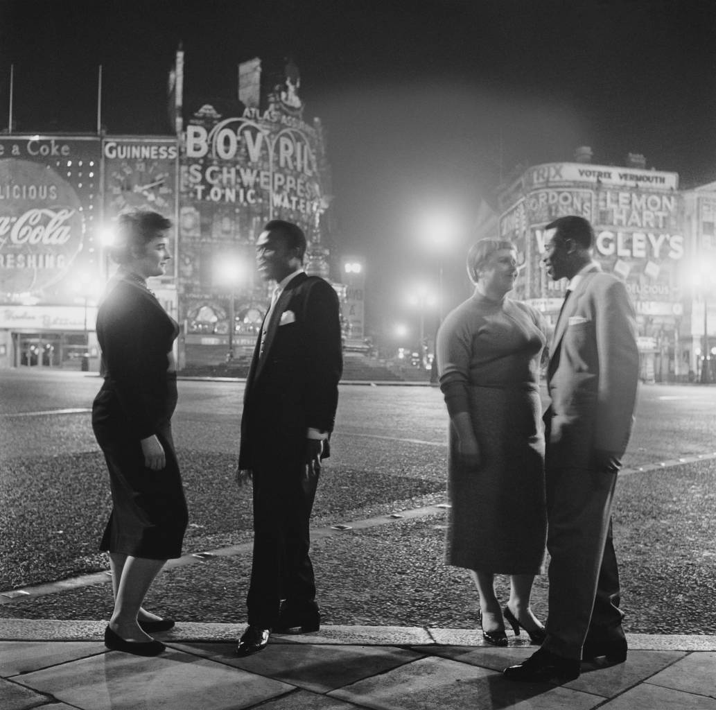 After leaving the 'Club Americana', a Saturday night jazz club open from midnight until 7 a.m., American troops and their girlfriends say goodbye in Piccadilly Circus, London, 25th November 1955. (Photo by Keystone Features/Hulton Archive/Getty Images)