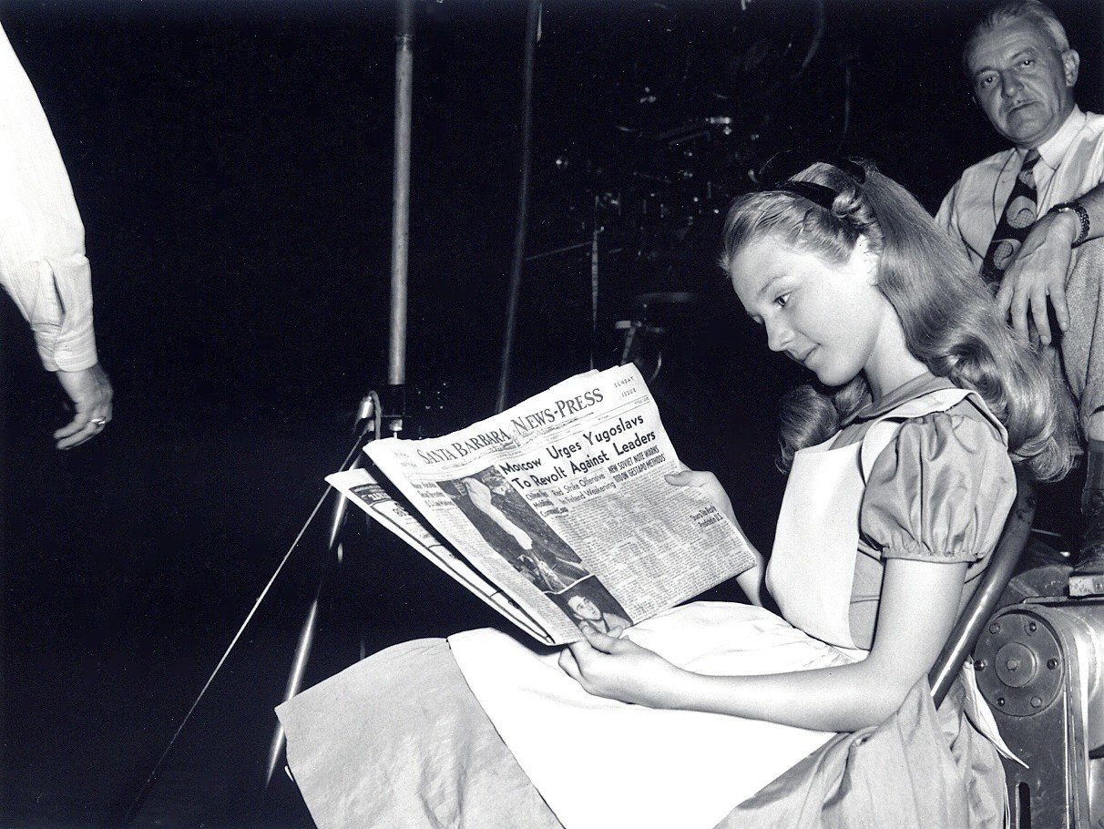 Kathryn_Beaumont_Reads_Newspaper - Flashbak