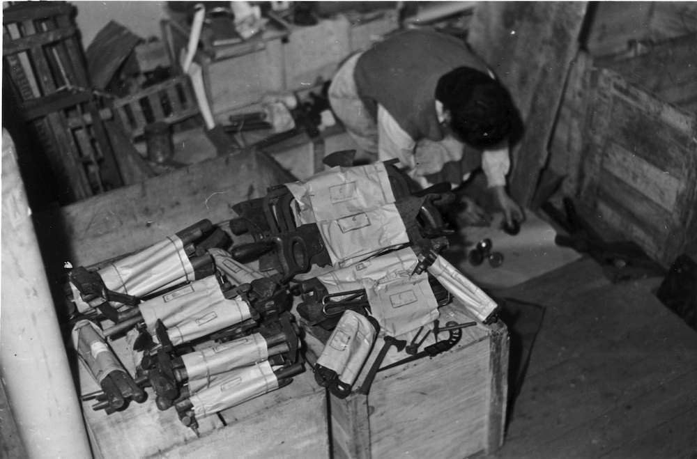 An internee puts together six-piece tool kits at Lévitan