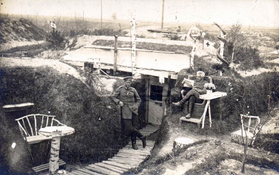 What war? All the comforts of home in a medical officer’s dugout. The elaborate “garden” is extraordinary, particularly the decorative snake and wicker sun chair. Location unknown, Maschinengewehr-Kompanie 1917.