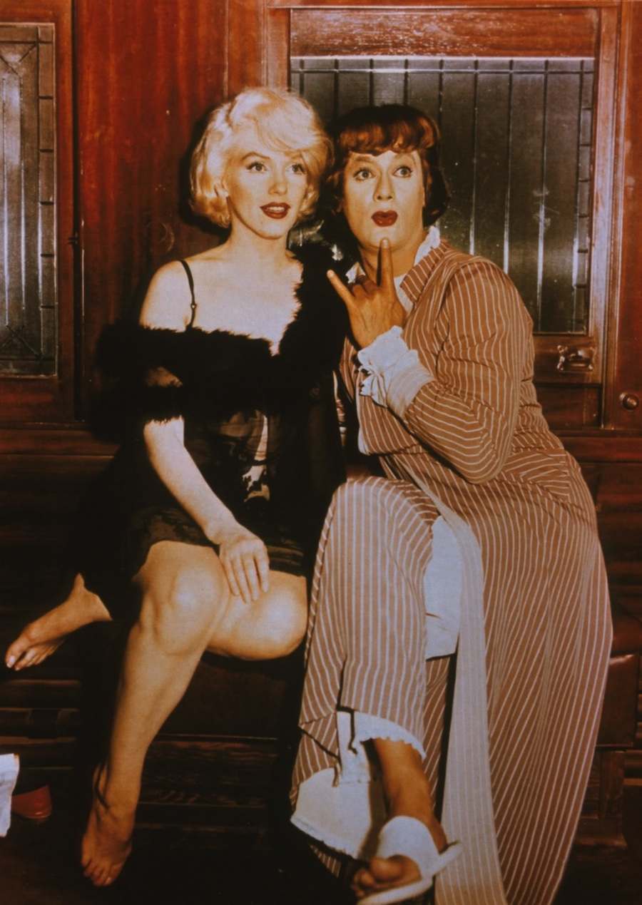 All Dressed Up: Beautiful Color Photos From Behind The Scenes of Some Like  It Hot - Flashbak