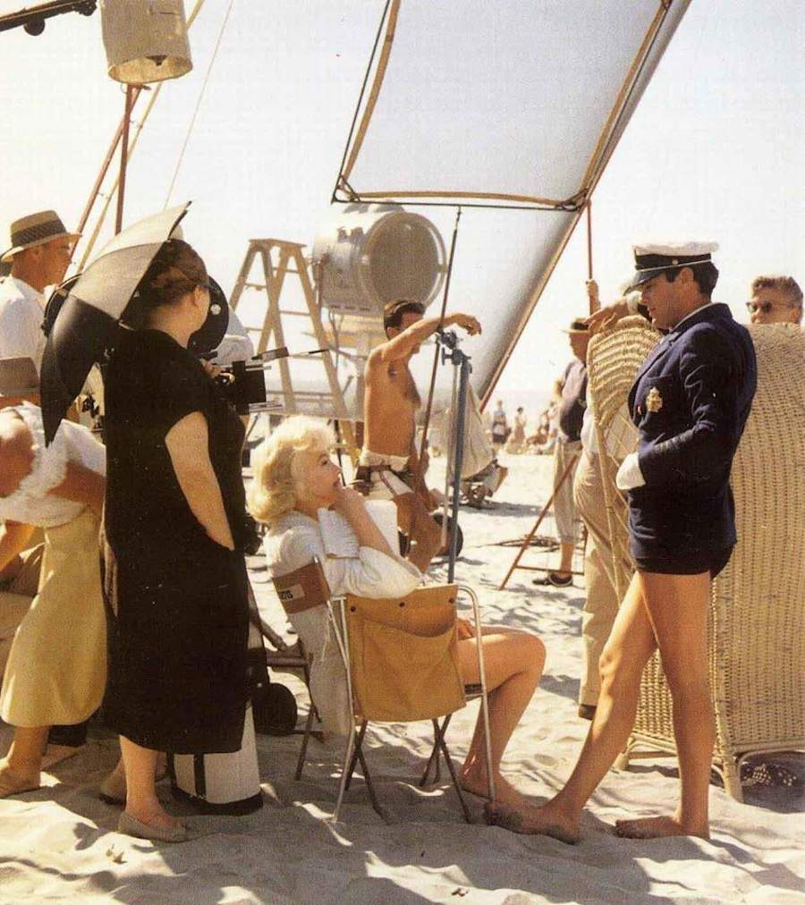 All Dressed Up: Beautiful Color Photos From Behind The Scenes of Some Like  It Hot - Flashbak