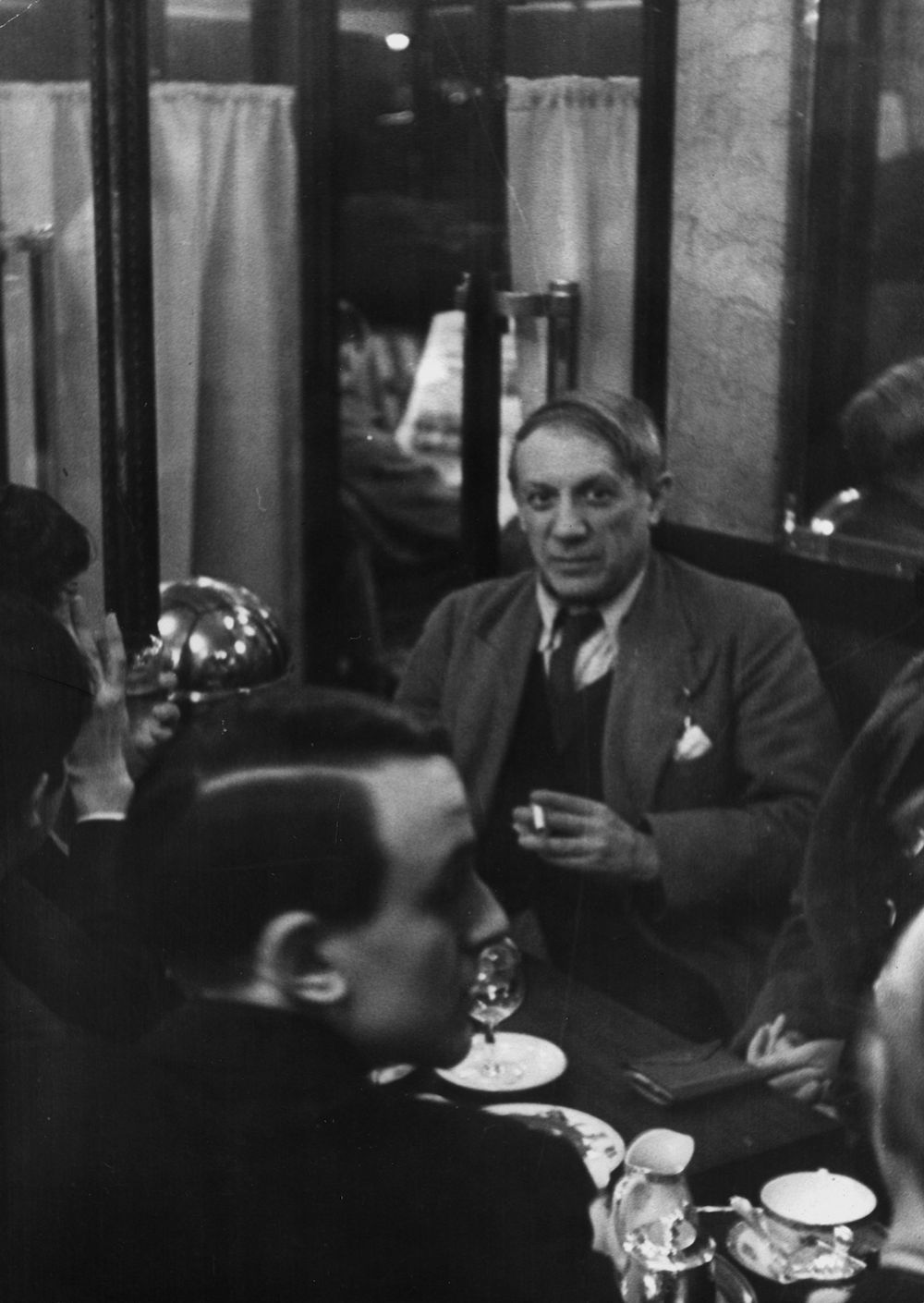 circa 1950: Spanish artist Pablo Picasso (1881 - 1973) drinking in a cafe in Paris. (Photo by Hulton Archive/Getty Images)