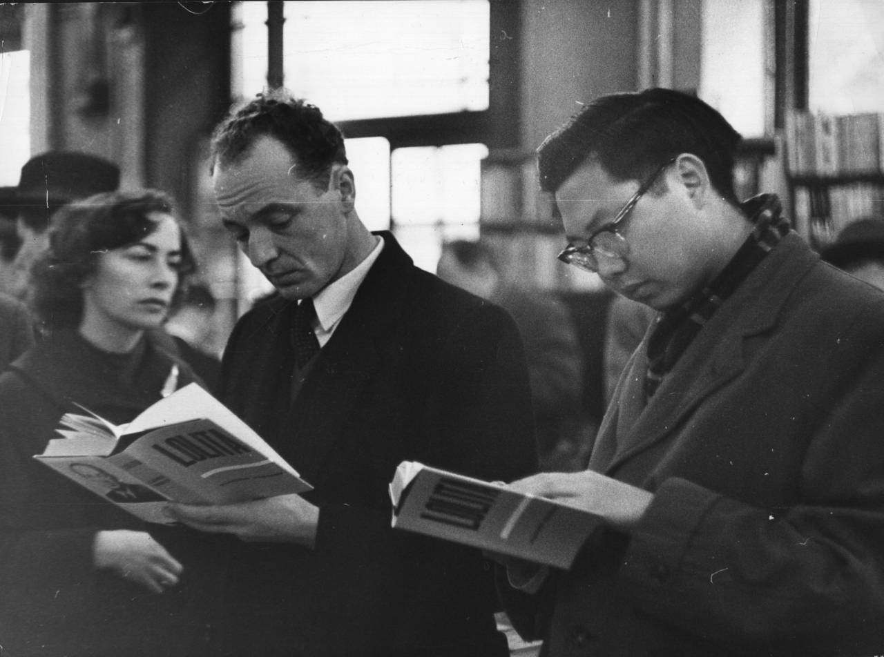 7th November 1959: Customers at a London bookshop read the controversial bestseller 'Lolita' by Vladimir Nabokov. (Photo by Keystone/Getty Images)