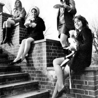 miniskirt stairs 12 - Flashbak