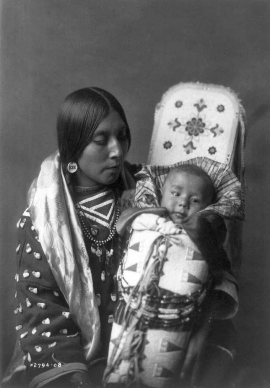 Edward S. Curtis - Mother and child, Apsaroke