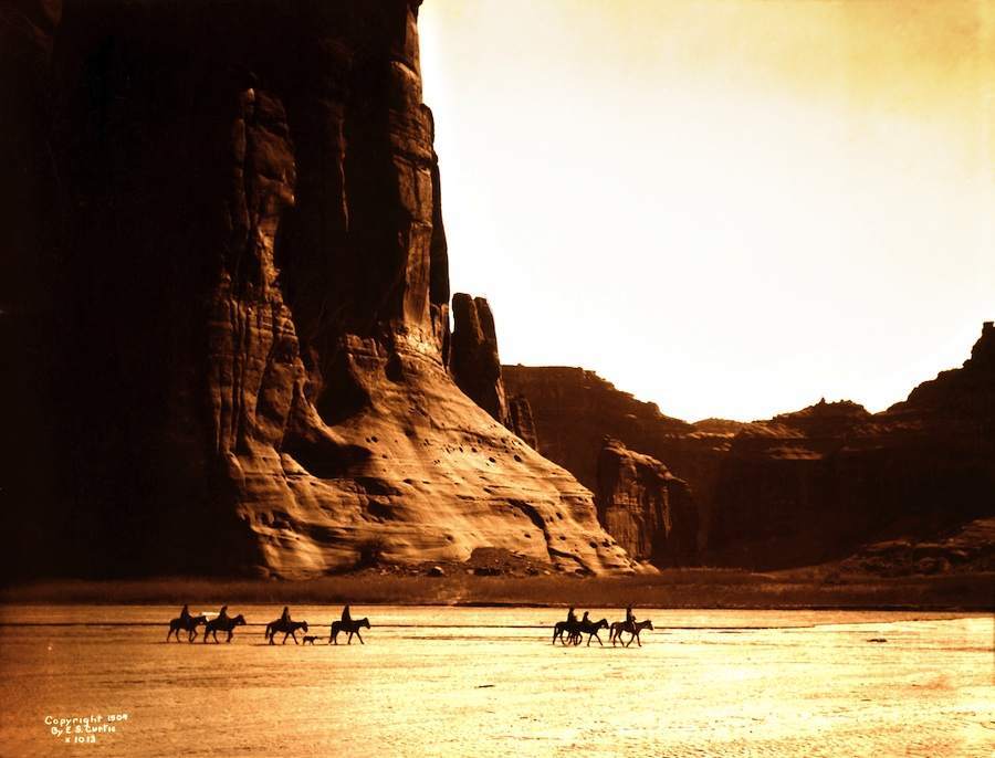 Edward_S._Curtis,_Canyon_de_Chelly,_Navajo,_1904