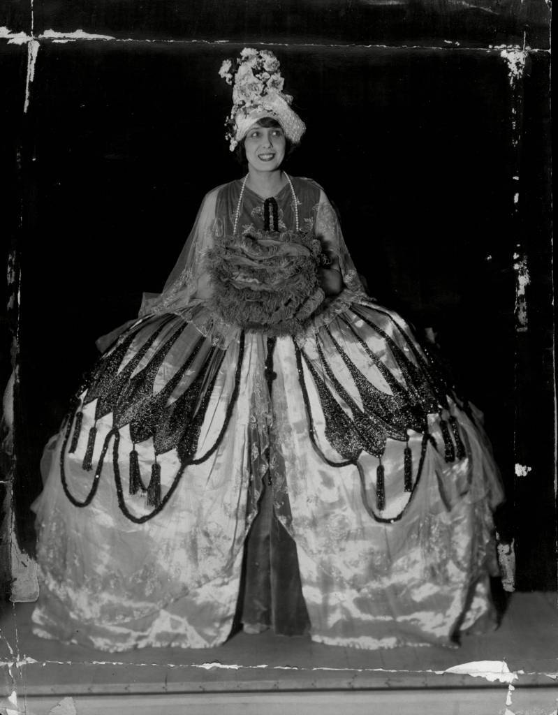 Mistinguett (5 April 1875 A 5 January 1956) Wearing Costume For Production 'paris Qui Danse'.: Photo by ANL/REX/Shutterstock 