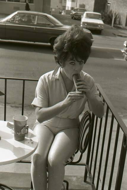 Найденные фотографии: женщины, тусовавшиеся в 1960-х — Flashbak