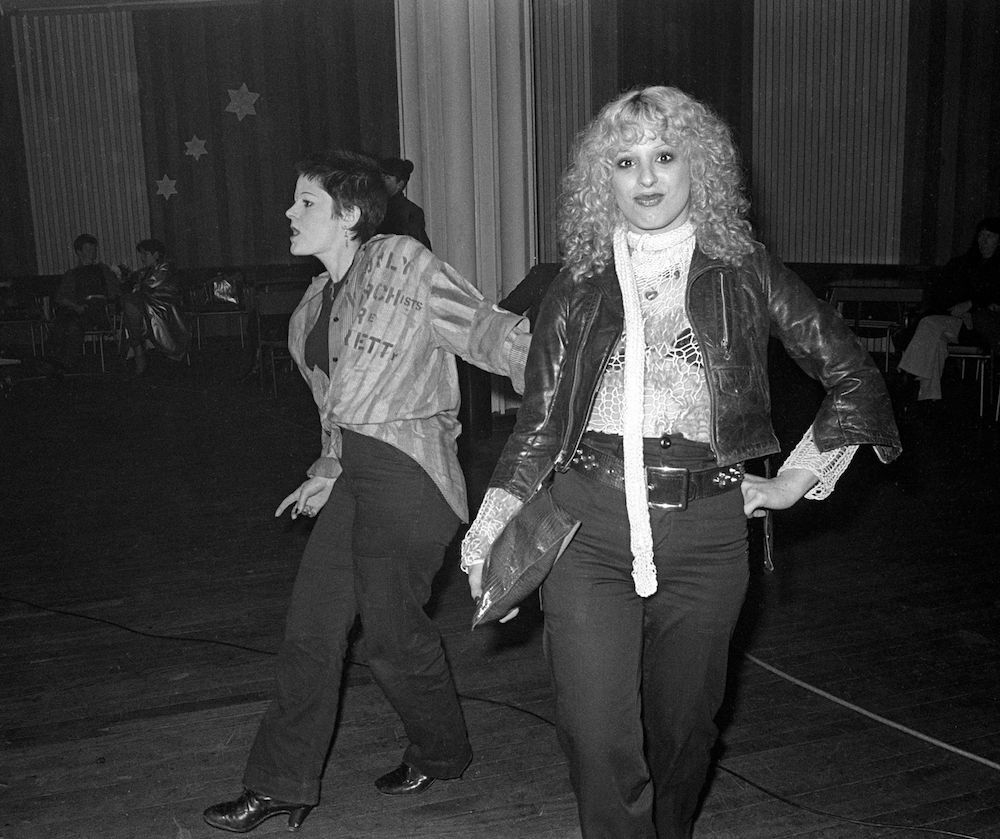 Linda Ashby and Nancy Spungen at the Notre Dame Hall - Mar 1977 Mar 1977