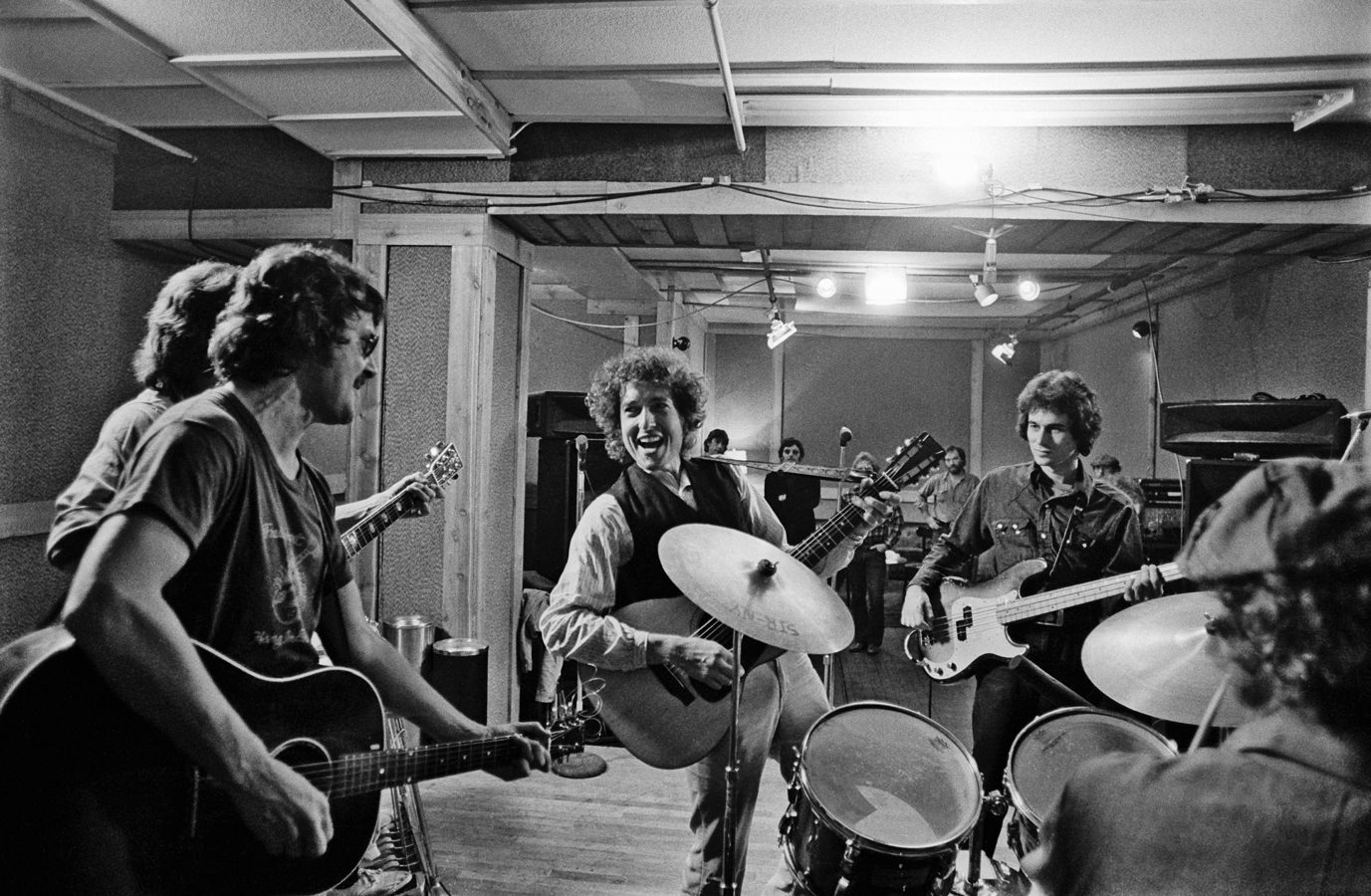 Dylan and the band warm up, during Ken’s first shoot in October 1975, documenting a day of rehearsal sessions in New York.