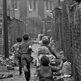 Children playing in Manchester 1971 - Flashbak