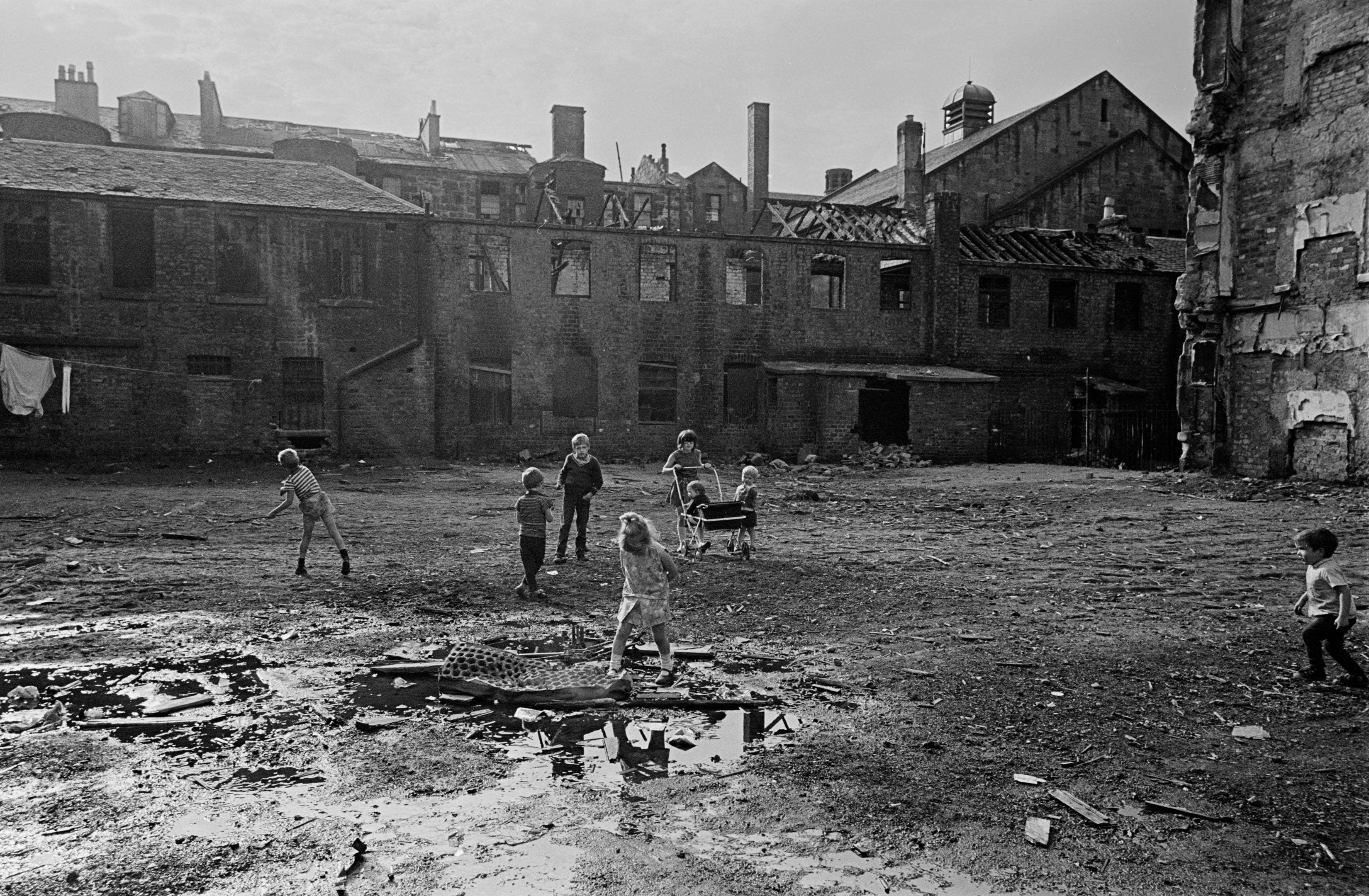 Powerful Photos Of Life In The Old Glasgow Tenement Blocks