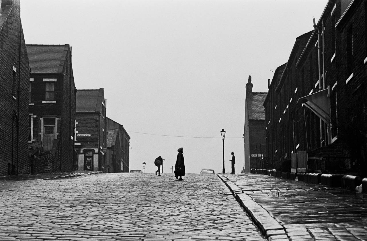 Crossing a Bradford street, 1969, 30-2a - Flashbak