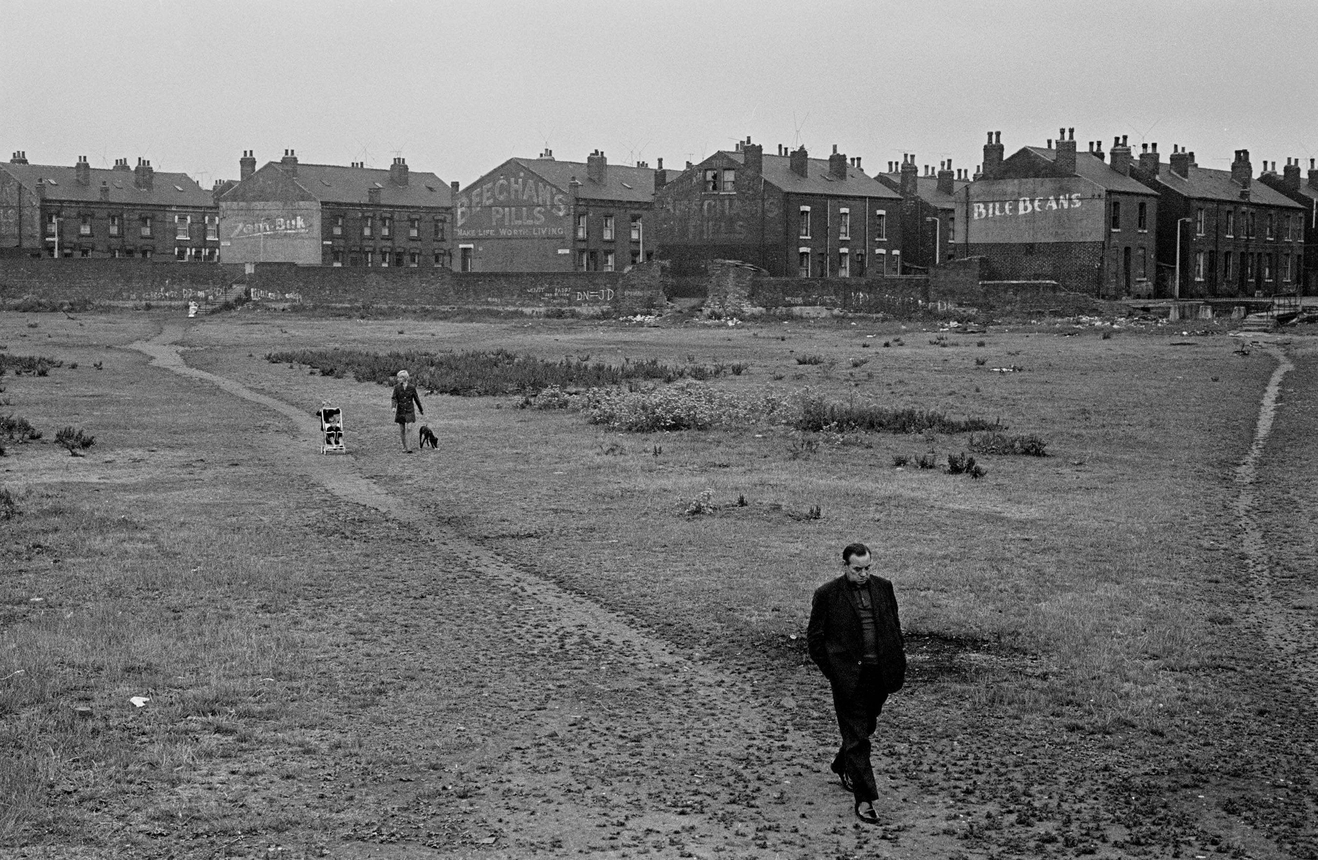 Crossing-wasteland-from-back-to-back-housing-towards-railway-line-Leeds-1970-221-28.jpg