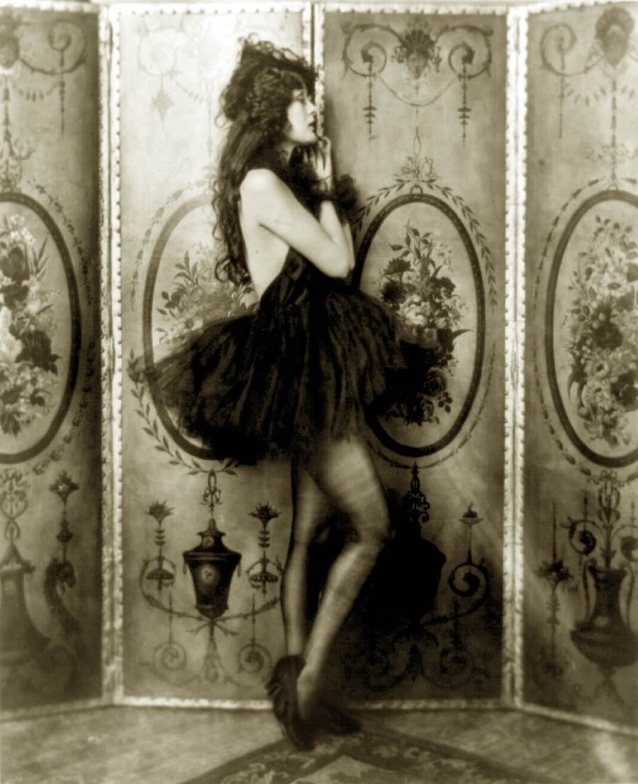 Dolores_Costello,_Ziegfeld_girl,_by_Alfred_Cheney_Johnston,_ca._1923