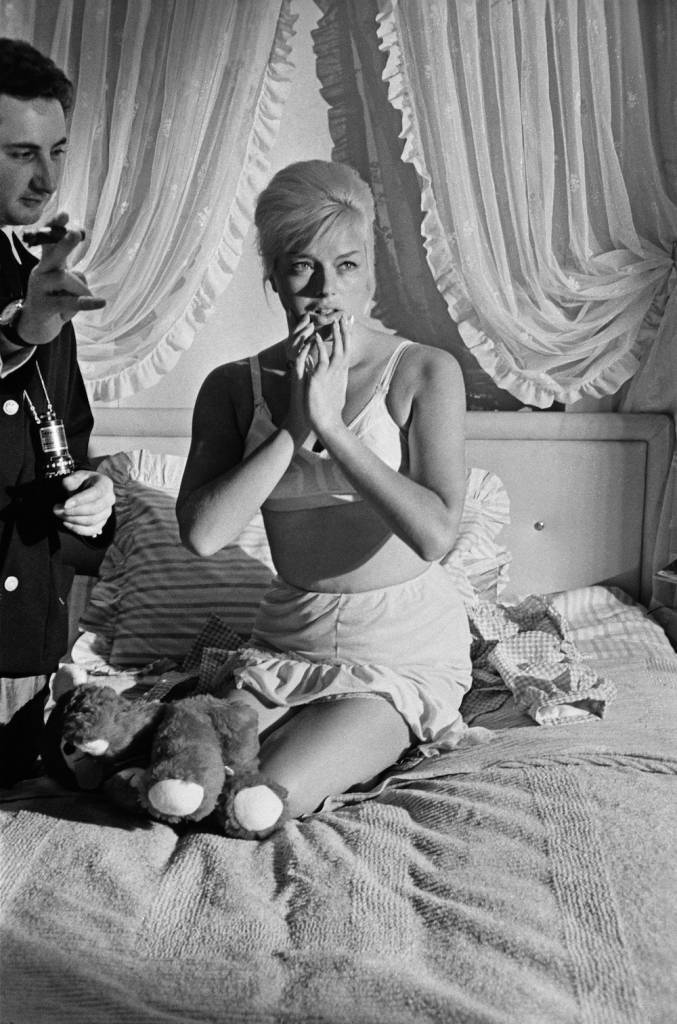 Michael Winner (1935 - 2013) directs English actress Diana Dors (1931 - 1984) in a bedroom scene for the crime drama 'West 11', London, 28th January 1963. (Photo by Norman Potter/Daily Express/Hulton Archive/Getty Images)