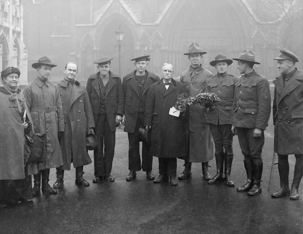 7th February 1918:  Outside Westminster Abbey, American soldiers and sailors who have come to pay tribute to Charles Dickens (Edwin Drew, centre).  (Photo by Topical Press Agency/Getty Images)
