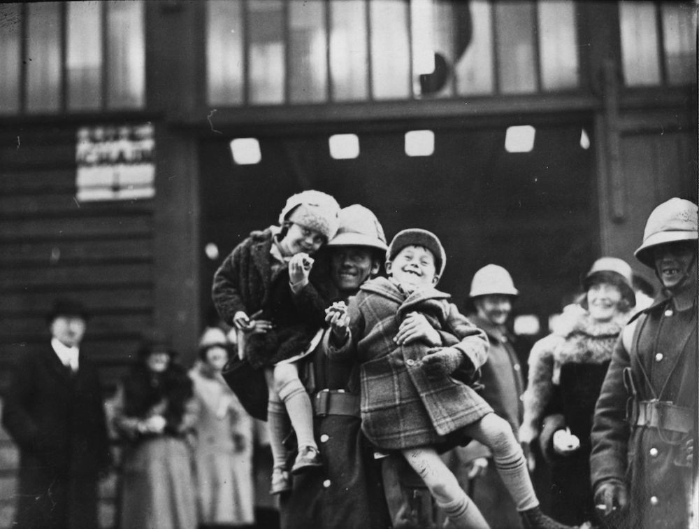 7th January 1931:  A soldier greets his children after embarking from a troop ship at Southampton.  (Photo by Topical Press Agency/Getty Images)