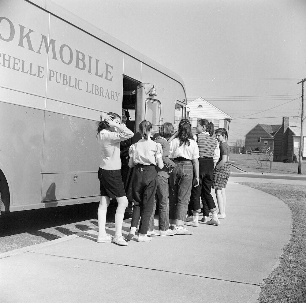 circa 1955: School pupils queuing outside a 'Bookmobile' mobile library in New Rochelle, New York. (Photo by Vecchio/Three Lions/Getty Images)