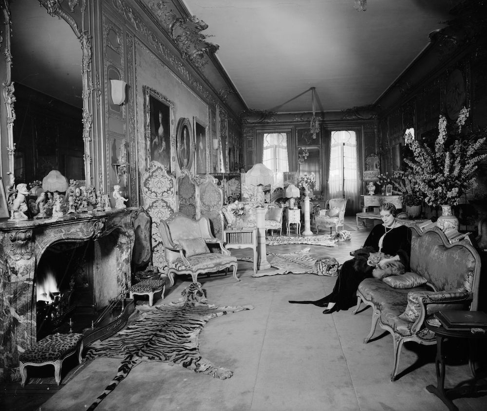 circa 1935: British romantic novelist Elinor Glyn (1864 - 1943) relaxing in her home drawing room. (Photo by Fox Photos/Getty Images)