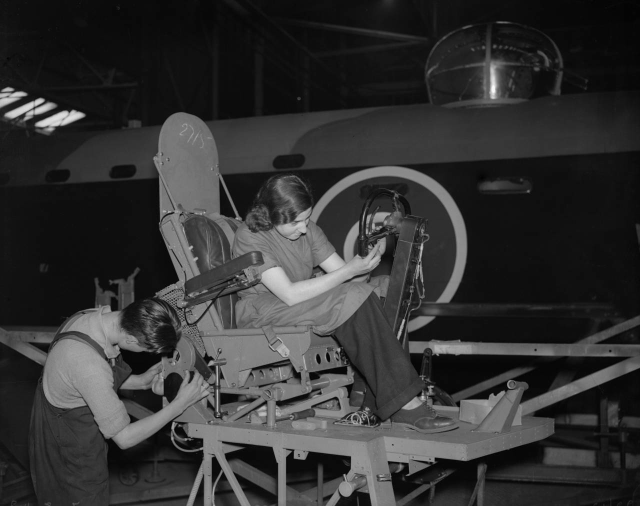 7th August 1942:  A couple at work in an aircraft factory.  (Photo by PNA Rota/Getty Images)