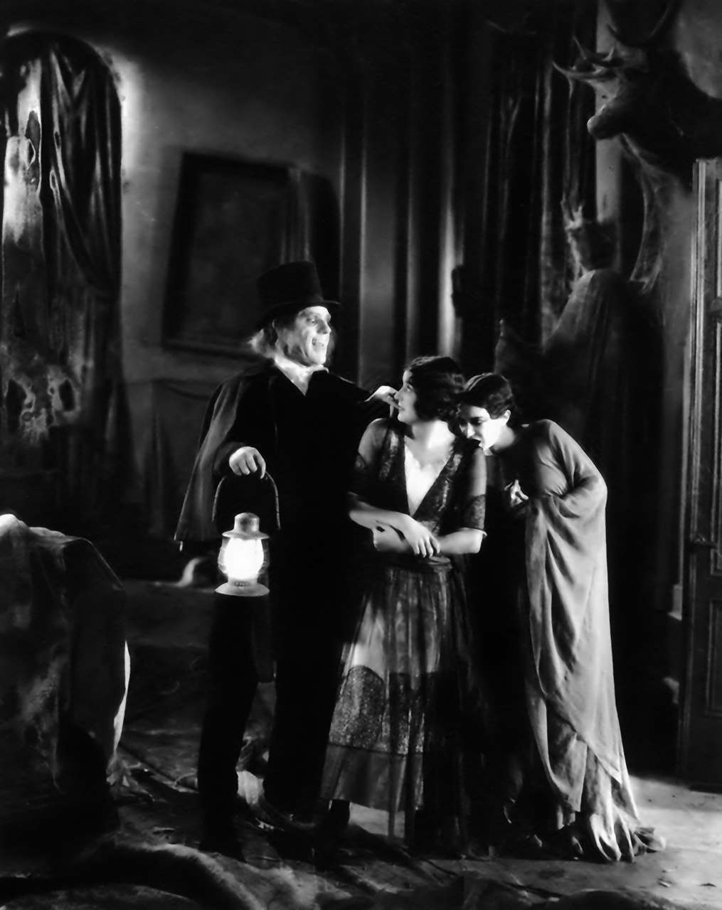 Lon Chaney, Marceline Day and Edna Tichenor in London After Midnight, 1927