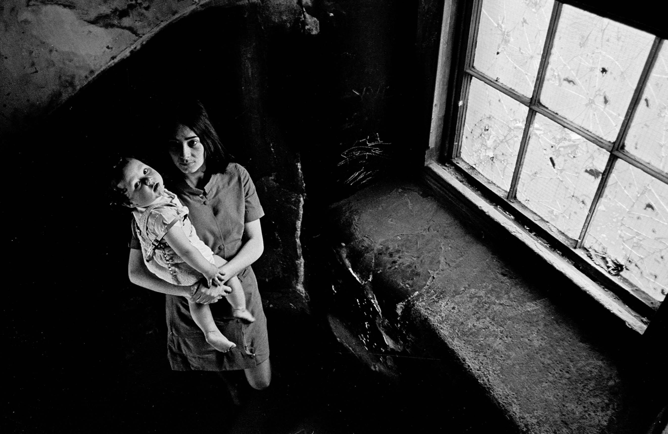 Powerful Photos Of Life In The Old Glasgow Tenement Blocks