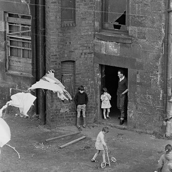 Tenement backyard, Glasgow 1971 382-25a - Flashbak