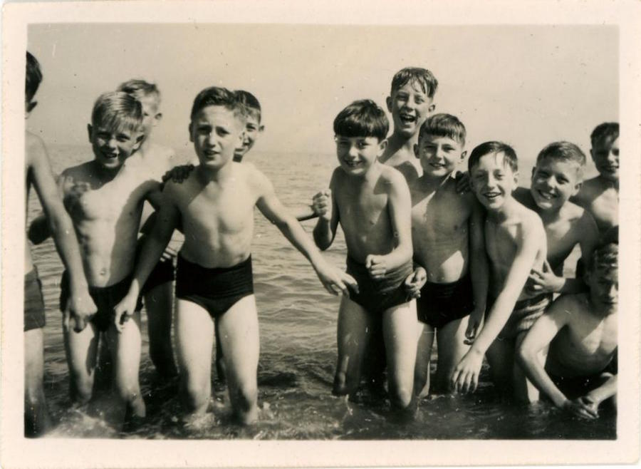 John-Lennon-school-trip-1951-1