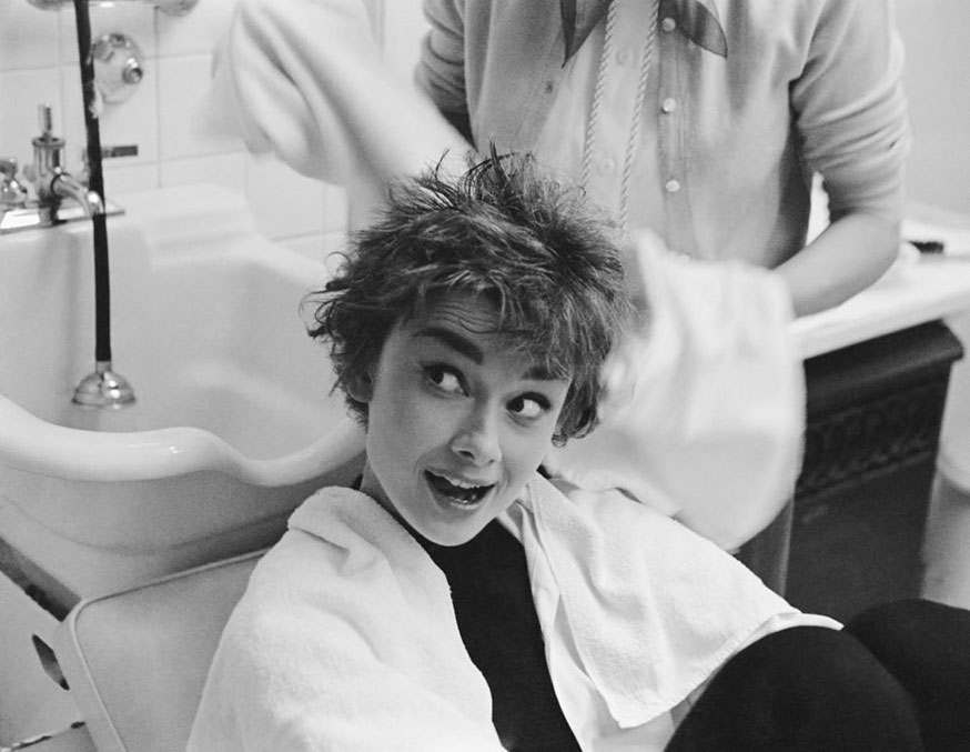 Audrey Hepburn 1953 washing hair Mark Shaw