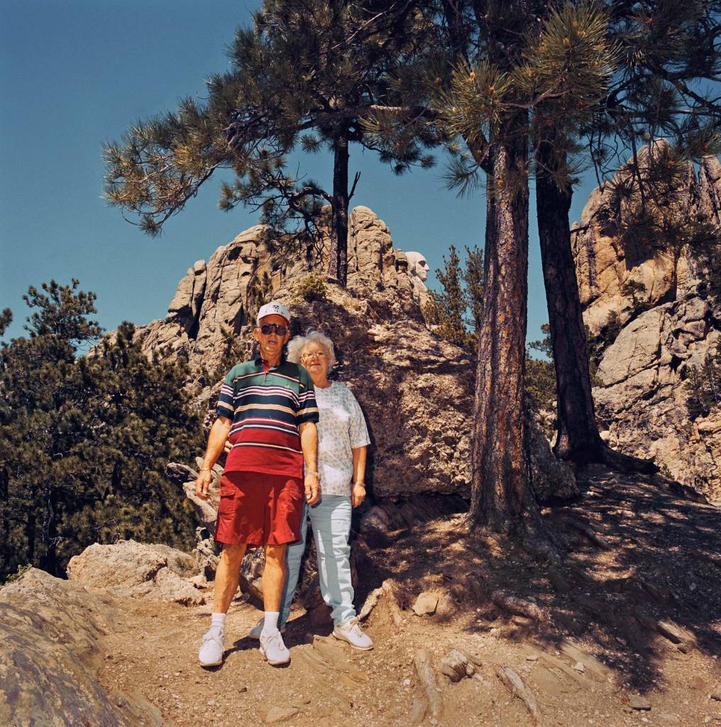 Couple-at-Mount-Rushmore-SD-1998