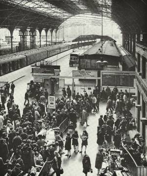 Victoria Station - A History in 33 Photos - Flashbak