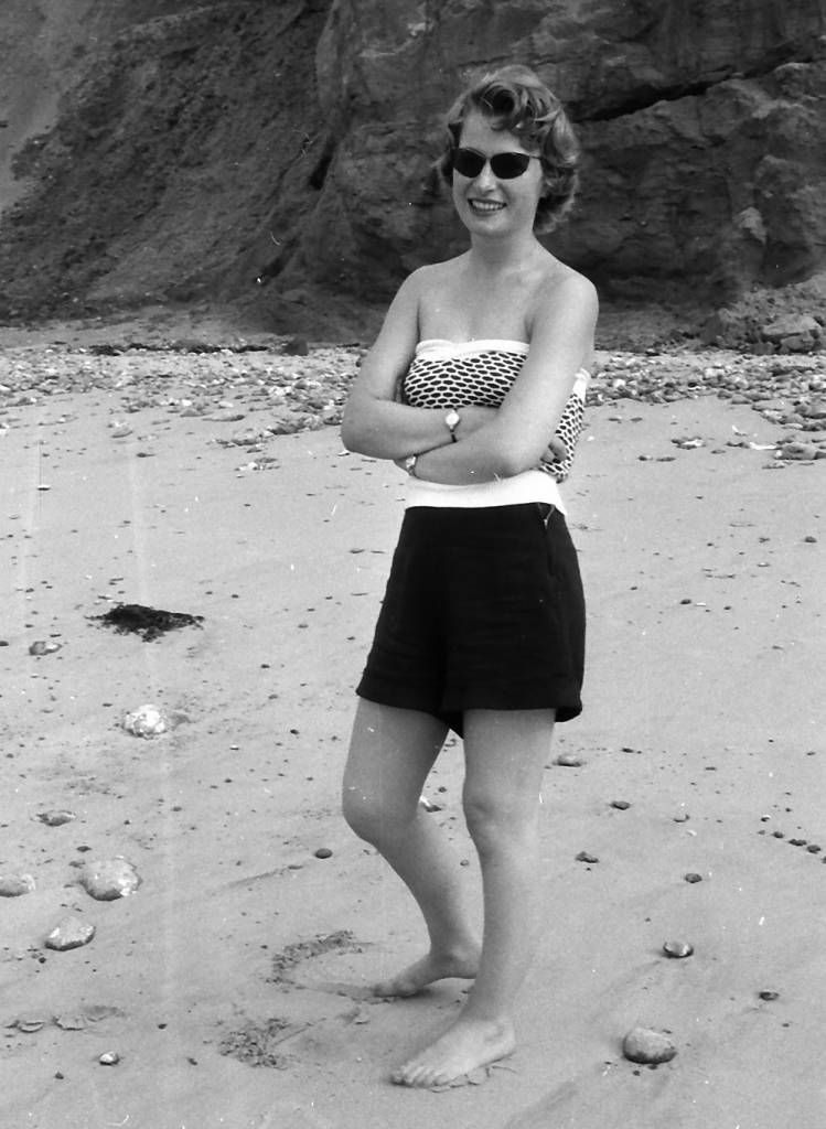 Boys And Girls Having 1950s Fun On The Norfolk Coast - Flashbak