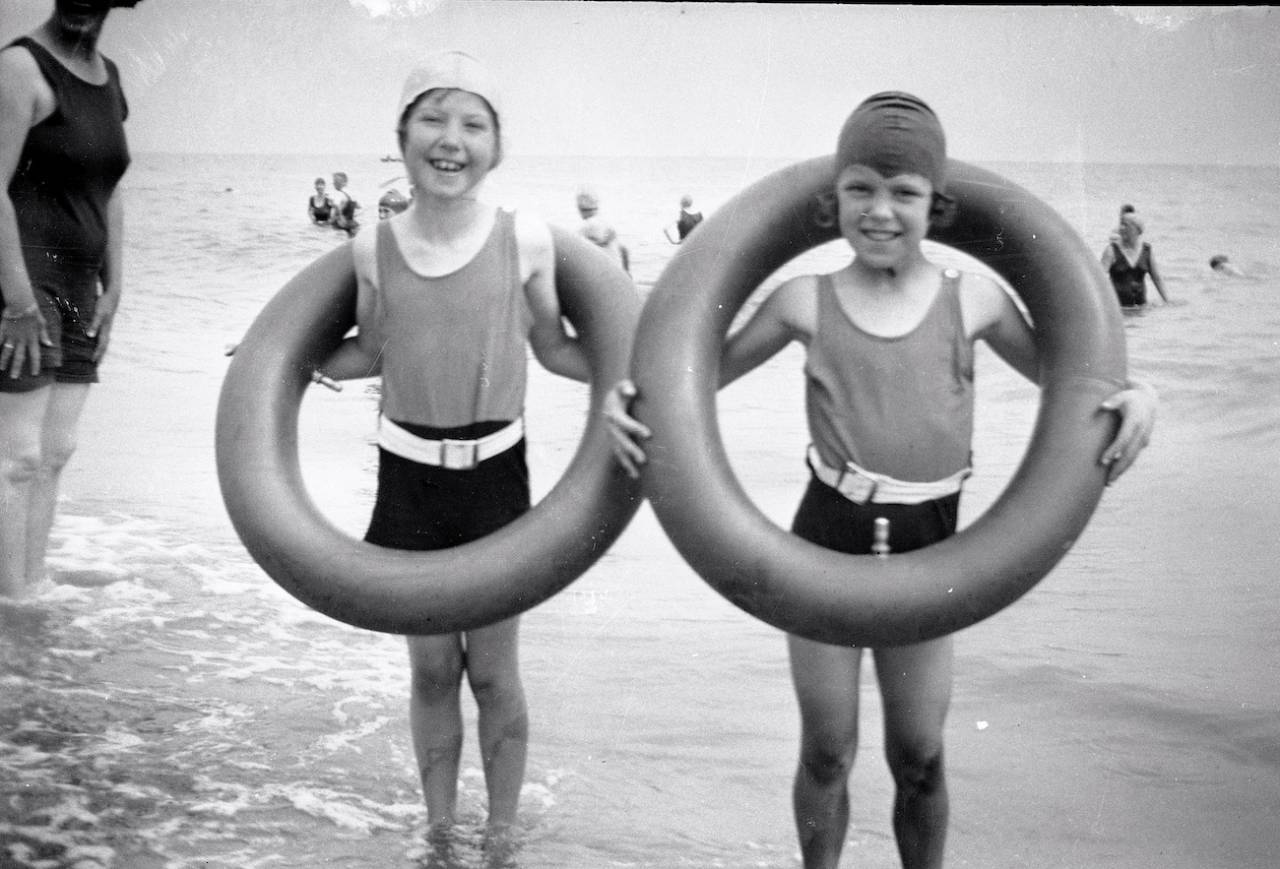 1920s family sussex kent coast holiday family beach