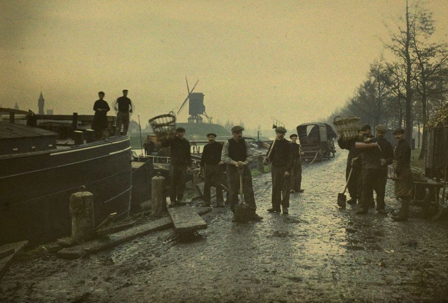 Alfonse Van Besten, Winter at Brugge unloading barge c. 1912