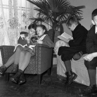 Photos Of People Reading On An Ordinary Day In Leningrad (1960)