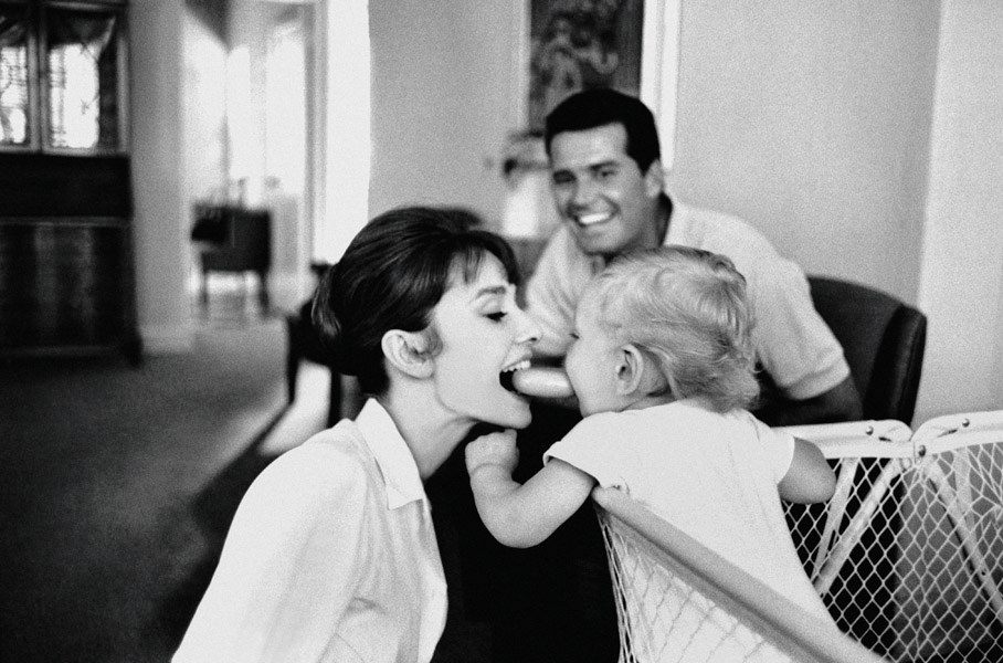 Sean, Audrey’s son by Mel Ferrer, plays happily with his mother - Flashbak