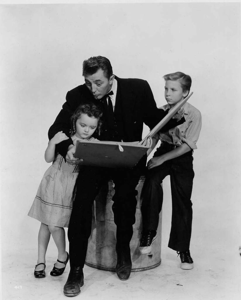 Portrait of Billy Chapin, Robert Mitchum and Sally Jane Bruce for The Night of the hunter directed by Charles Laughton, 1955