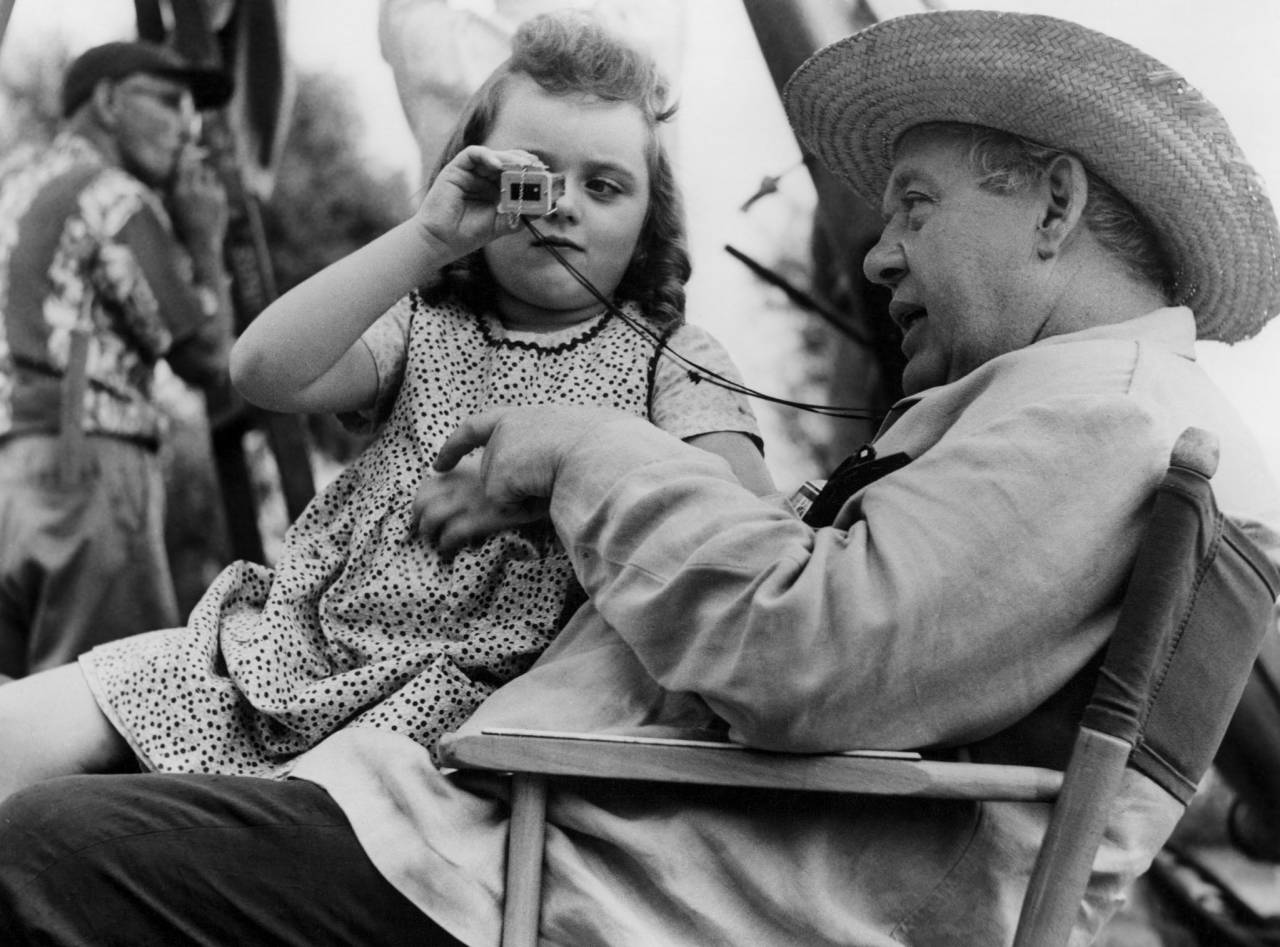 SALLY JANE BRUCE AND CHARLES LAUGHTON ON THE SET OF 'THE NIGHT OF THE  HUNTER' - 1955 VARIOUS - Flashbak
