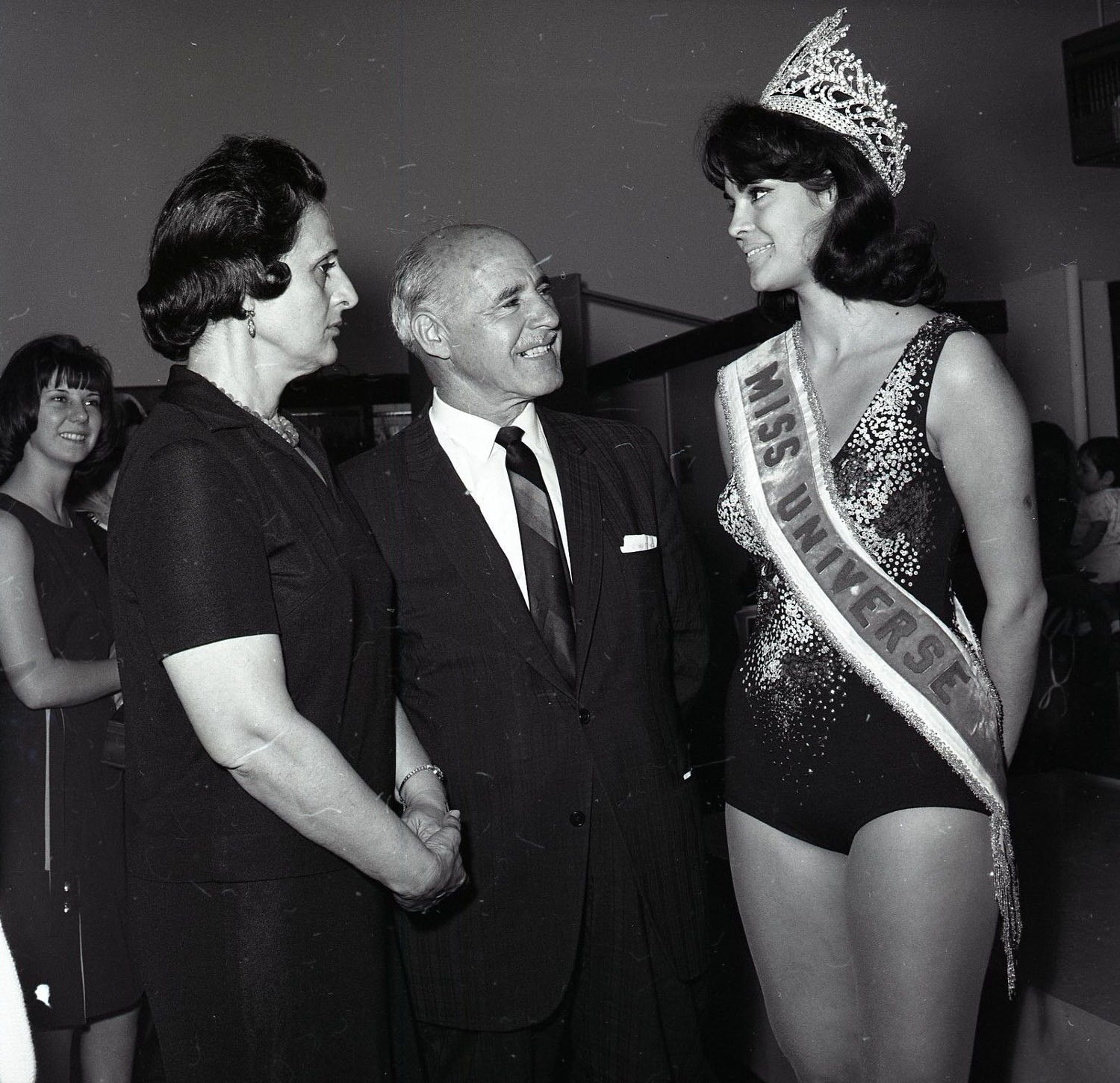1965-miss-universe-apasra-hongsakula