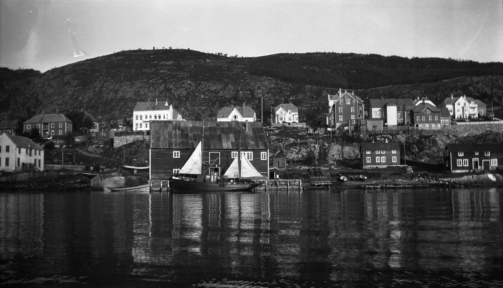 Ålesund harbour, 1922.  Identifier: SFFf-100585.274866   Photographer: Kristian Berge.