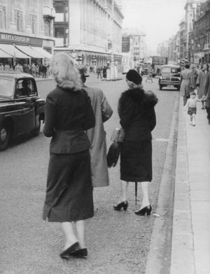 Twenty Fascinating Photos of Oxford Street in 1954 by Hans Richard ...